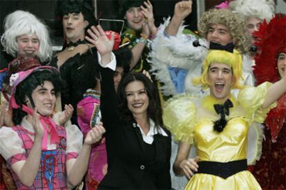 Catherine Zeta-Jones, en el centro, rodeada de los estudiantes del Hasty Pudding Theatricals.