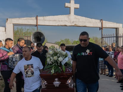 Familiares de Gustavo Ángel Suárez, uno de los cinco jóvenes atacados por militares en Nuevo Laredo en febrero, durante su funeral.