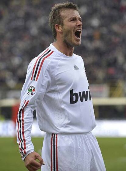 Beckham celebra su gol con el Milan.