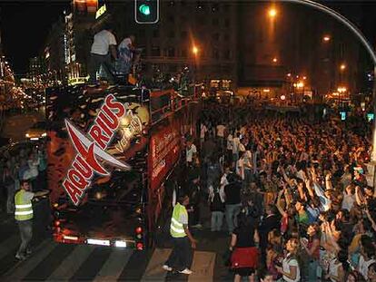 El Canto del Loco recorrió la Gran Vía de Madrid a bordo de un autobús para presentar la bebida Aquarius Versión 3.