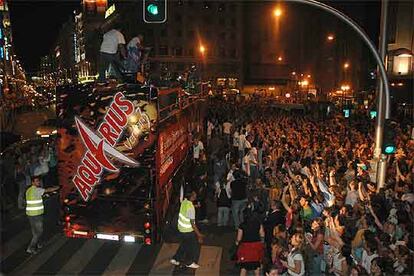 El Canto del Loco recorrió la Gran Vía de Madrid a bordo de un autobús para presentar la bebida Aquarius Versión 3.