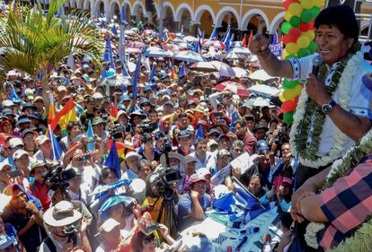 El jueves 24, el presidente Evo Morales acudió a un acto multitudinario en la ciudad de Cochabamba, donde Morales comenzó su carrera política como líder sindical de los plantadores de coca. El presidente reconoció su victoria a pesar de que el cómputo oficial de votos le daba un margen estrecho y todavía no había finalizado.