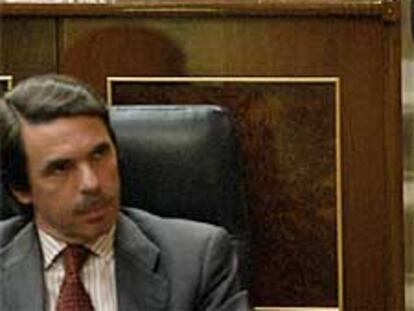 Aznar y Rajoy escuchan el discurso de Zapatero.