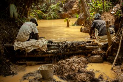 Minería artesanal en la Quebrada Melquiades, Valle del Cauca, Colombia. No es fácil ganarse el espacio dentro de la comunidad para trabajar o “minear”, como se le conoce coloquialmente a la labor, y menos en una región que alberga gran parte de los conflictos y violencias que aquejan al país. Don Polo, doña Culebra y Marlenys cuidan la mina como si se tratara de ellos mismos, con el agradecimiento y el respeto a la naturaleza, siempre de por medio.  