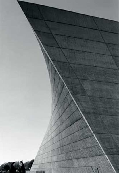 Iglesia de San Francisco de Sales en Muskegon, Michigan, realizada por Breuer en 1964-1966.