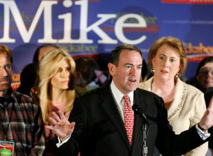 El candidato republicano, Mike Huckabee, después de su victoria en Iowa.