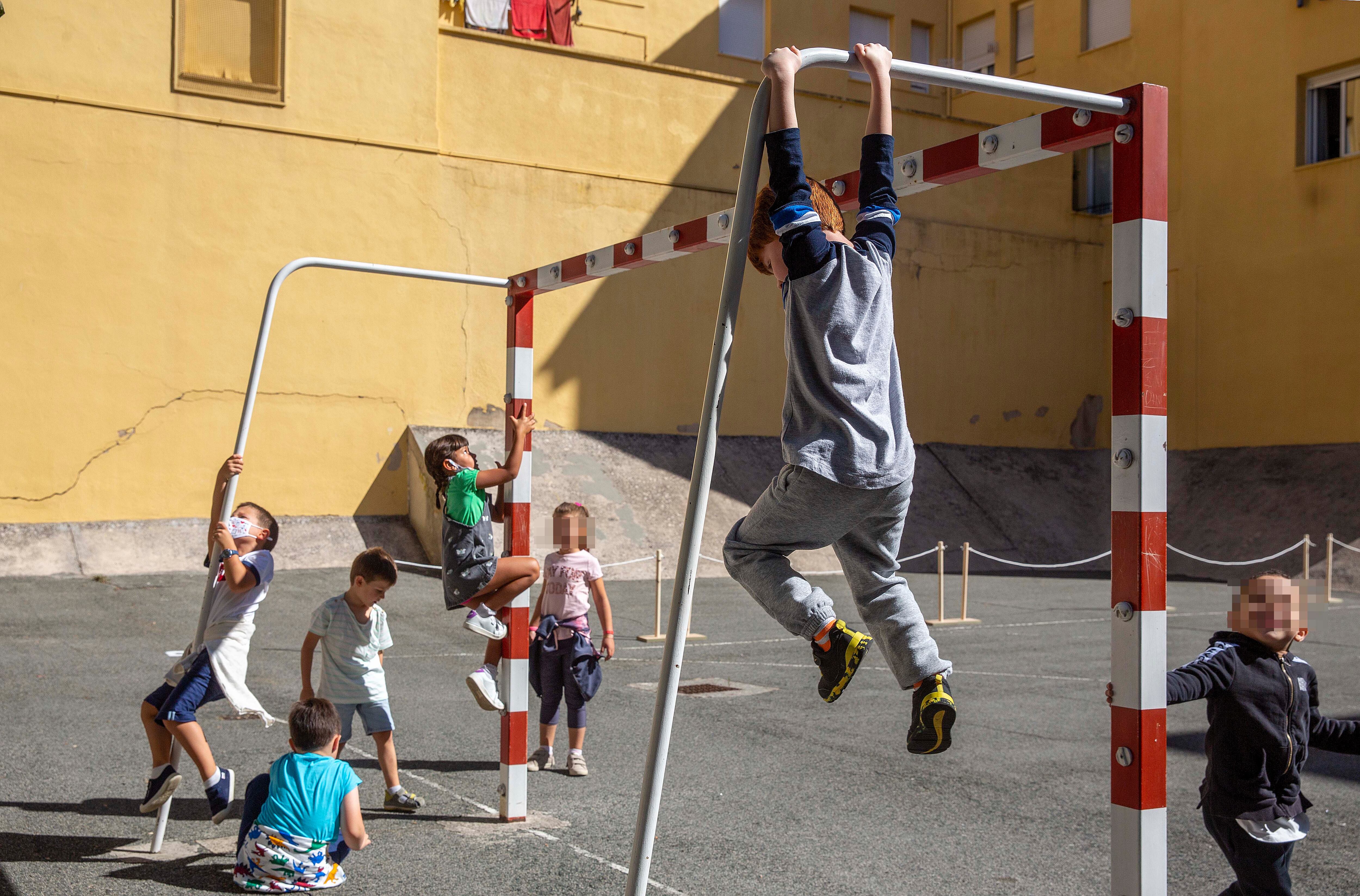 ‘Podcast’ | No culpes solo al móvil: ¿les falta calle a los niños? 