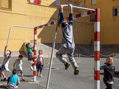 Un grupo de niños juega durante el recreo en el patio del colegio.