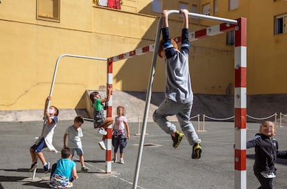 Un grupo de niños juega durante el recreo en el patio del colegio.