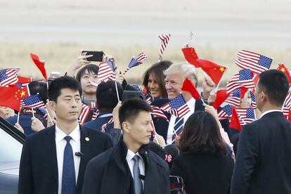 Donald Trump y la primera dama, Melania Trump, a su llegada al aeropuerto de Pekín, el 8 de noviembre de 2017.