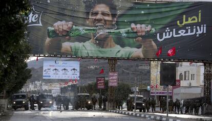 Tropas israelíes bloquean una carretera durante las protestas en la ciudad cisjordana de Nablus.