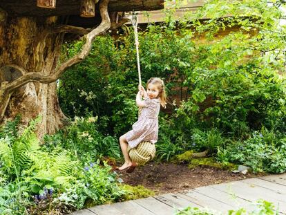 La princesa Carlota ha seguido los pasos de su madre, Kate, y también ha posado en el columpio en forma de bola que se ha instalado en el parque, donde también se ha colocado una cabaña para los niños.