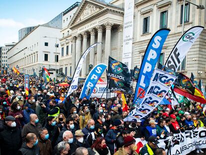 La manifestación de policías y guardias civiles contra la 'ley mordaza', celebrada el 27 de noviembre del año pasado, a su paso por el Congreso de los Diputados.