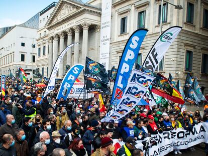 Manifestantes contra la reforma de la Ley de Seguridad Ciudadana, a su paso por el Congreso, este sábado.