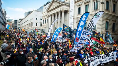 La manifestación de policías y guardias civiles contra la 'ley mordaza', celebrada el 27 de noviembre del año pasado, a su paso por el Congreso de los Diputados.