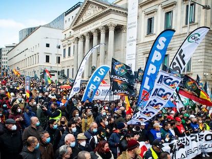 La manifestación de policías y guardias civiles contra la 'ley mordaza', celebrada el 27 de noviembre del año pasado, a su paso por el Congreso de los Diputados.