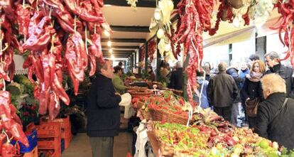 Puesto de verduras en la feria de Santo Tomás.