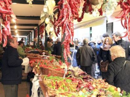 Puesto de verduras en la feria de Santo Tomás.