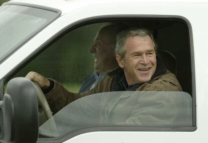 El presidente de Estados Unidos, George W. Bush, junto al rey Juan Carlos en el rancho del mandatario estadounidense en Crawford (Texas), durante una visita privada de los Reyes.