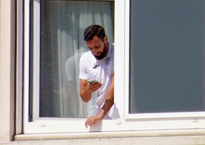 Jos Rodrguez, jugador del Fuenlabrada, asomado a la ventana del hotel en Fuenlabrada.