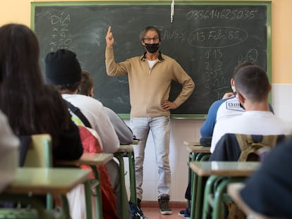 El calculista Alberto Coto da una charla a alumnos del instituto Altair de Getafe para desmontar en los adolescentes falsas ideas sobre las apuestas deportivas y los juegos de azar.