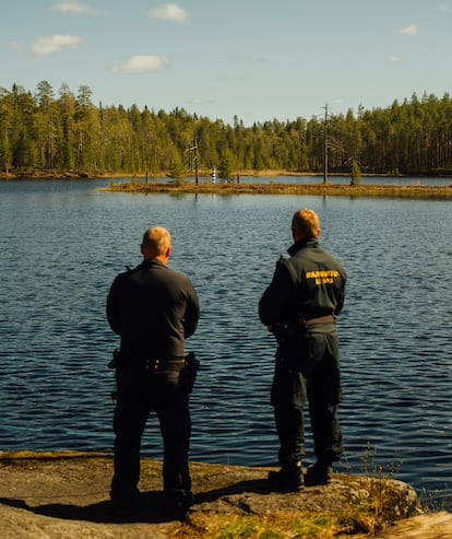 Tuomo Turunen (42 años) y Petri Vanska (45) vigilan la frontera entre Finlandia y Rusia en el punto más oriental de Finlandia y de la Unión Europea continental.