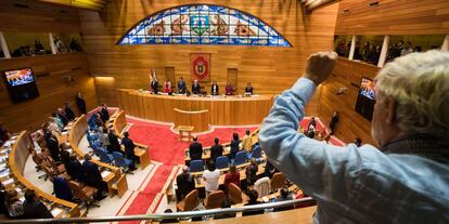 Beiras entona el himno gallego desde la tribuna de invitados.