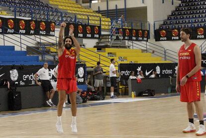 Ricky Rubio lanza ante Pau Gasol.