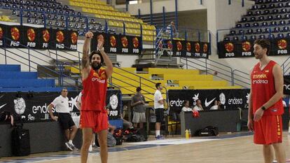 Ricky Rubio lanza ante Pau Gasol.