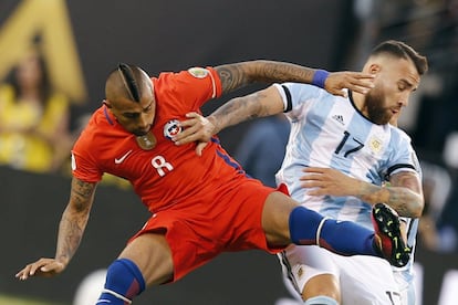 Vidal y Otamendi, en plena pelea.