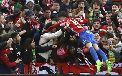 Burgui festeja su gol con la afici&oacute;n.