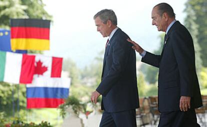 El presidente de EE UU, George W. Bush, y el de Francia, Jacques Chirac, se dirigen ayer en Evian a una reunión del G-8.