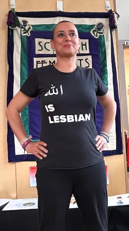 La activista LGTBIQ+ marroquí Ibtissame Lachgar, detenida por blasfemia tras mostrar en redes sociales una foto en la que viste una camiseta con la inscripción: "Dios es lesbiana".