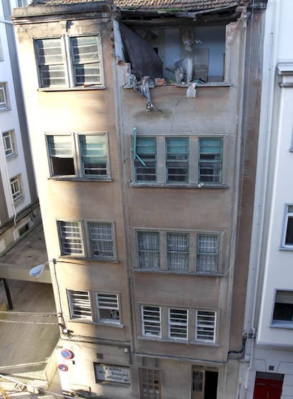 Desplome de una fachada en la calle Cataluña de Ferrol.
