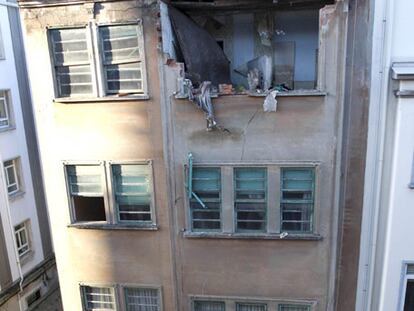 Desplome de una fachada en la calle Cataluña de Ferrol.