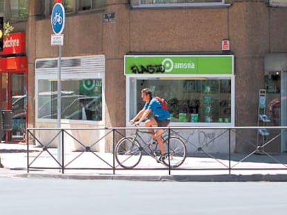 Tiendas de las tres marcas de telefonía móvil que operan en España, en la calle de O'Donnell de Madrid.