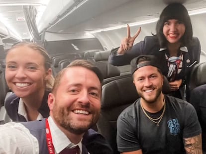 El 'selfie' de Phil Stringer y la tripulación del vuelo en el que viajó.