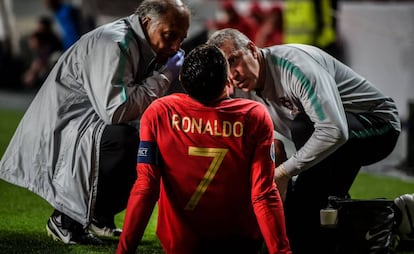 Cristiano es atendido por los médicos durante el Portugal-Serbia.