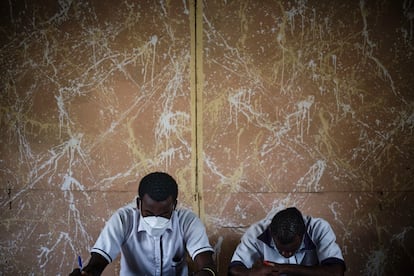 Dos alumnos durante una clase de Matemáticas. La Federación Mundial de Sordos (WDF, en inglés) afirma que es imprescindible asegurarse de que los niños con esta condición estén expuestos a la lengua de señas lo antes posible