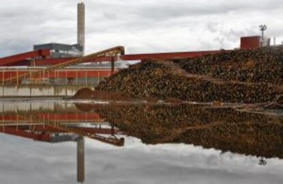 Exterior de la fábrica que la papelera finlandesa UPM tiene en Kajaani.