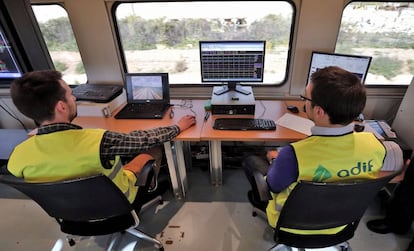 Trabajadores de Adif en un centro de supervisión de la red de ferrocarrril.