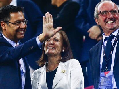 Josep Maria Bartomeu, con la presidenta del Eibar, Amaia Gorostiza.