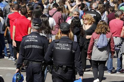 Dos agentes de la Polic&iacute;a Local de Valencia, de patrulla. 