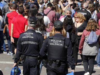 Dos agentes de la Polic&iacute;a Local de Valencia, de patrulla. 