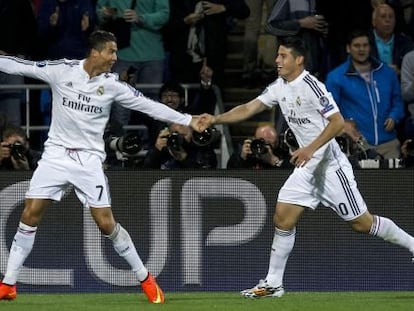Cristiano Ronaldo y James celebran el segundo gol del portugués. 