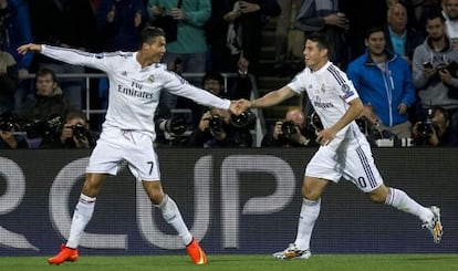 Cristiano Ronaldo y James celebran el segundo gol del portugués. 