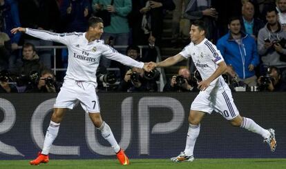 Cristiano Ronaldo e James comemoram o segundo gol do português.