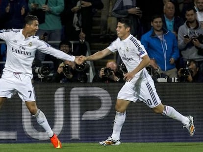 Cristiano Ronaldo e James comemoram o segundo gol do português.