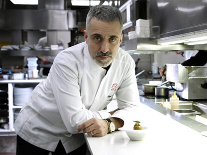 Sergi Arola, en la cocina de su restaurante madrileño, con el plato que cocinará para la acción Alta Cocina X Haití.