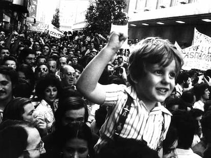 El niño del puño en alto